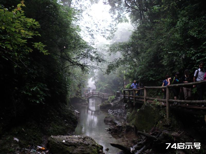 不在白云寺上走 枉到青城后山游