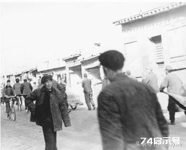 1953年西宁老照片，西门外的西关桥，莫家路，通济桥，逛街的人们