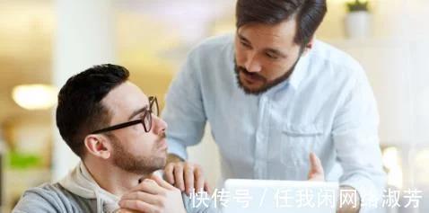 工作中领导孤立不信任自己，该如何解决