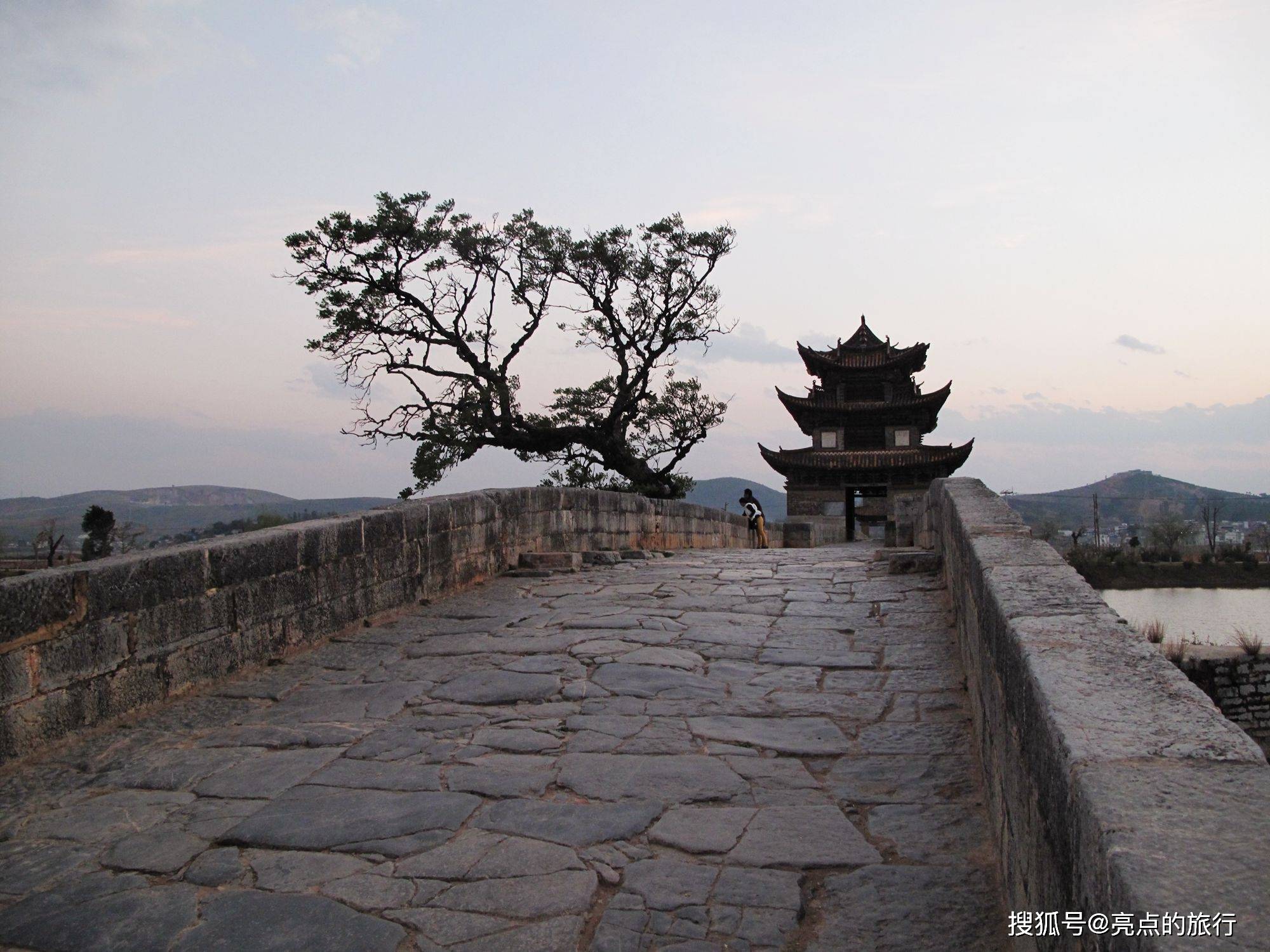 去建水古城看八百多年历史的朝阳楼、双龙桥、黄龙禅寺