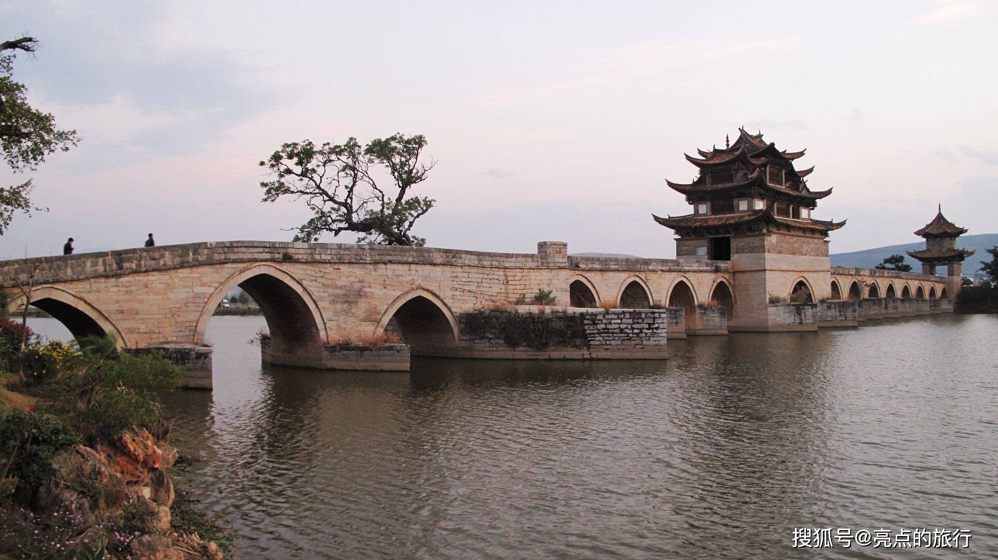 去建水古城看八百多年历史的朝阳楼、双龙桥、黄龙禅寺