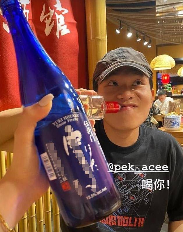 陈坤儿子晒聚餐照喝酒对瓶吹，长大模样似陈坤，网友：比不上爹帅