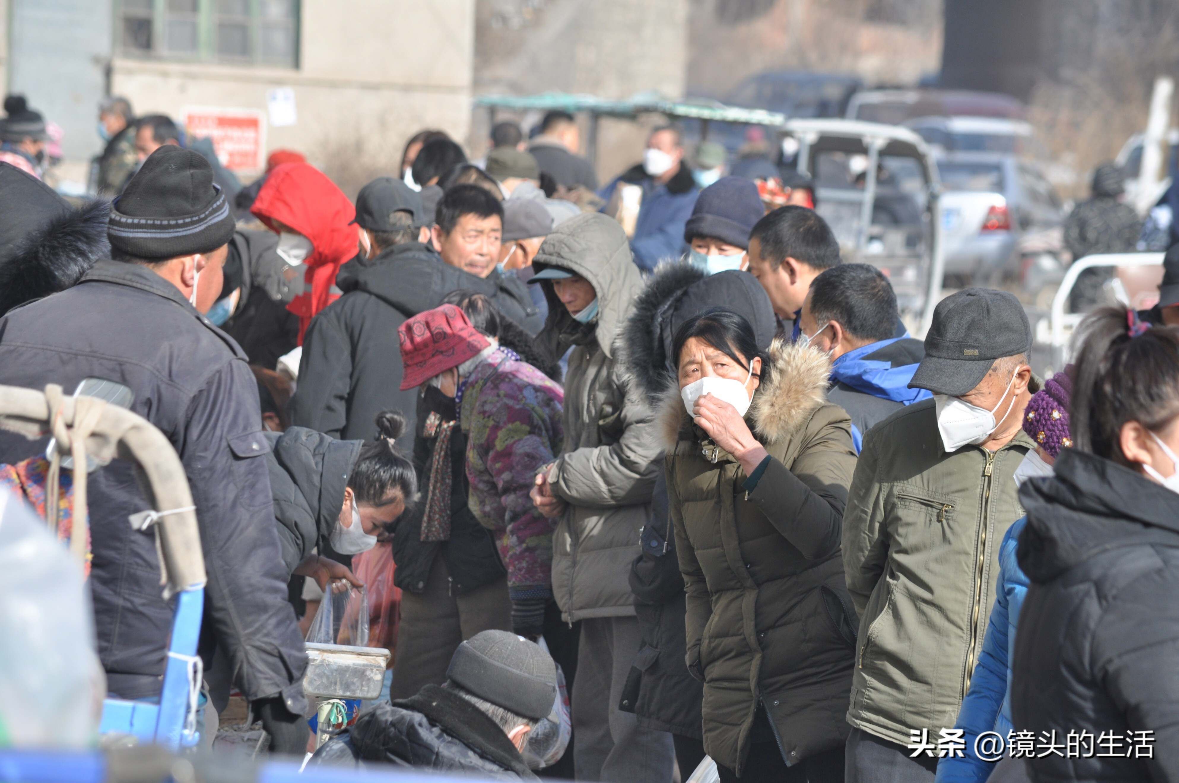 农村大集上不起眼的“小”生意，顾客爆满，看卖的是啥